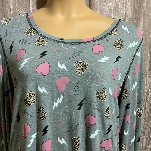 Torrid Top Sleepwear Gray Pink Hearts 2 2X 18-20🌀 - Picture 2 of 15